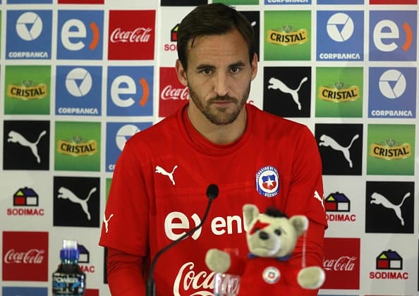 José Pedro Fuenzalida. Posición: Lateral derecho. Edad: 31 años. Equipo: Universidad Católica. Veces seleccionado: 26 participaciones. Descripción: Carrilero potente, ayuda bastante en la ofensiva. Con buen toque de bola.