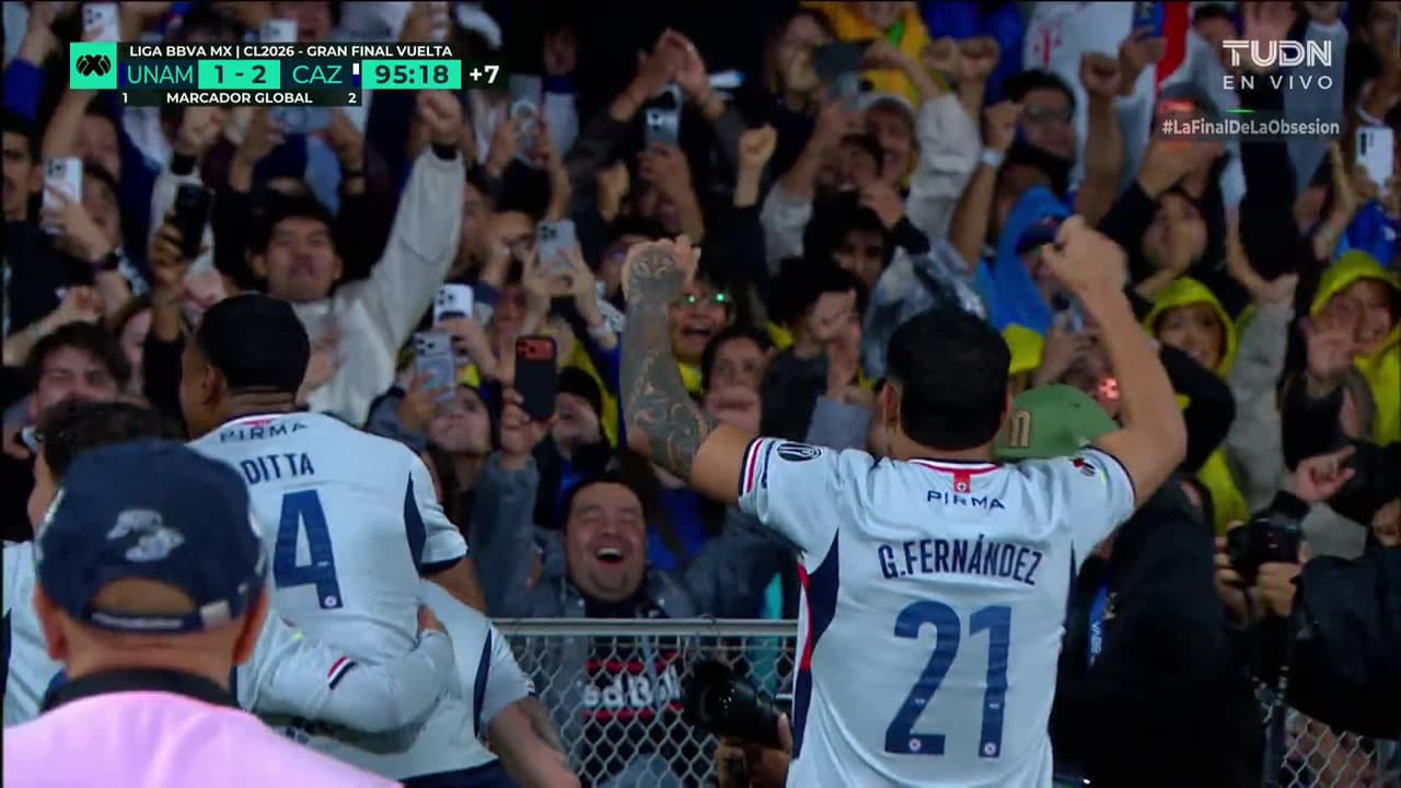 ¡GOL!  anota para Cruz Azul. Carlos Rotondi