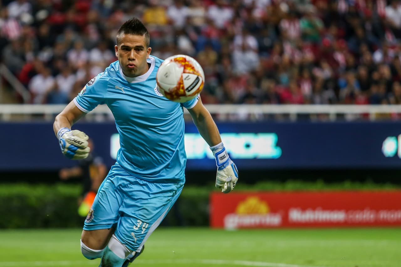 Los Pumas estaban causando mucho peligro a la portería de las Chivas mientras los rojiblancos no lograban reaccionar y neutralizar las ofensivas picantes de los felinos.