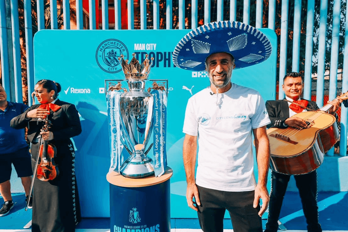 Ícono del Manchester City saca brillo a la cancha con el jarabe tapatío