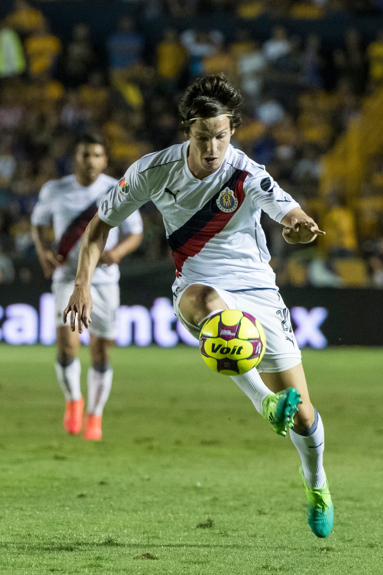Carlos Fierro fue el héroe en el anterior partido de Chivas, pero ahora poco pudo hacer por su causa.