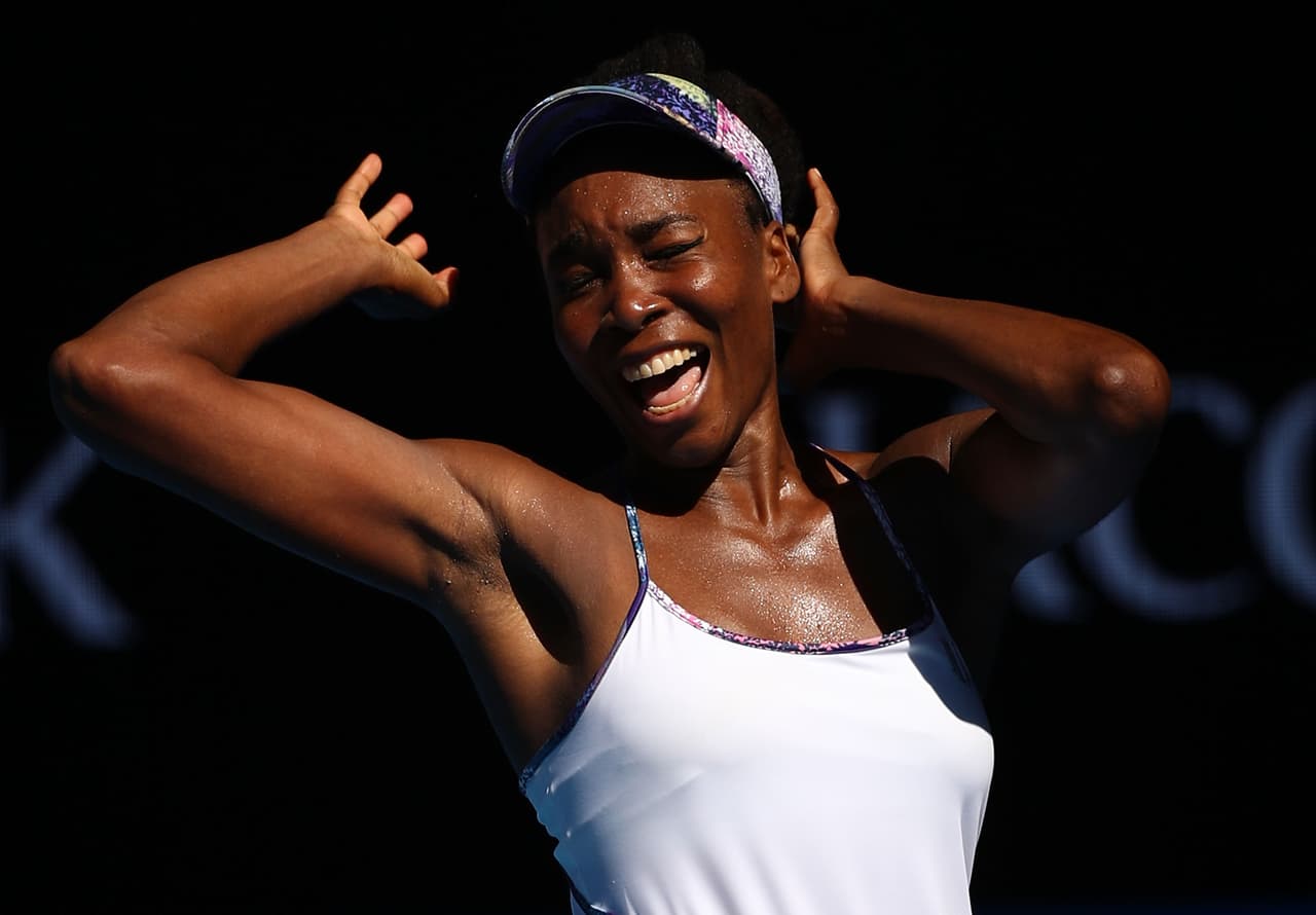 La estadounidense Venus Williams estiró al máximos sus músculos, contuvo los nervios hasta el final y con 36 años venció a su compatriota Coco Vandewhe, por 6-7 (3), 6-2 y 6-3, para alcanzar por segunda vez en su carrera la final de Australia, y la primera en el Grand Slam desde Wimbledon 2009.