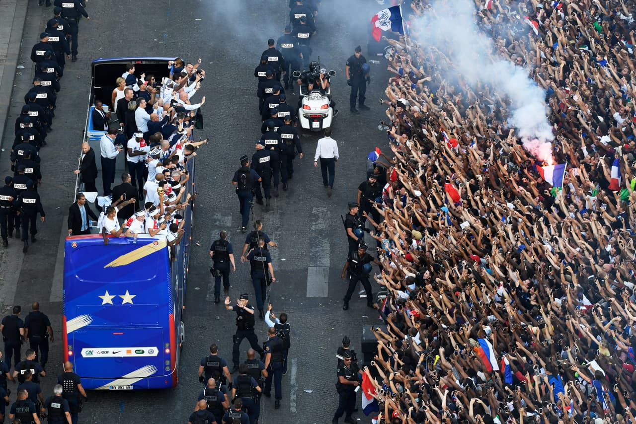 El campeón Francia desfiló por Paris en un multitudinario carnaval