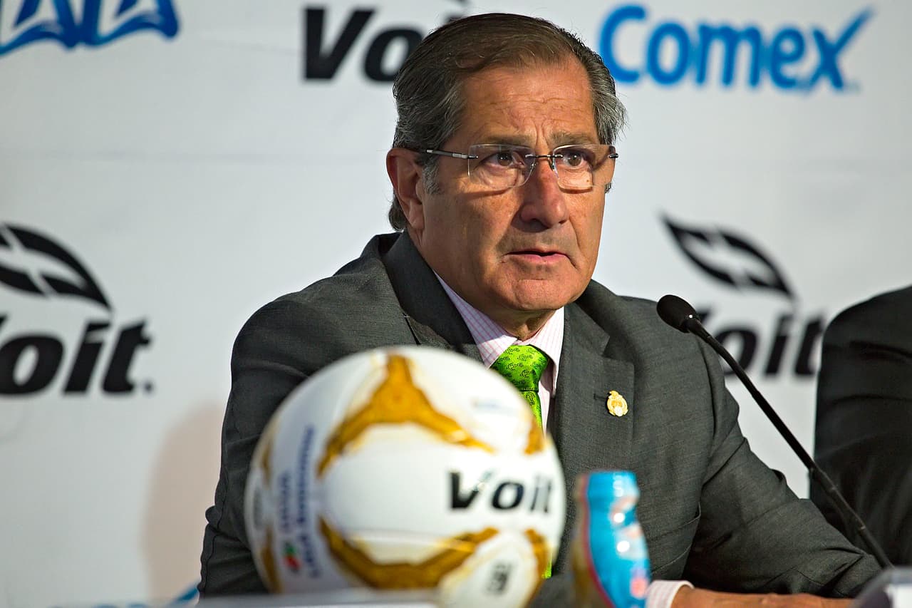 Edgardo Codesal durante una conferencia de prensa de la Comisión de Árbitros celebrada en 2016.