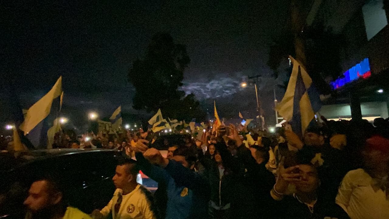 ¡Gran recibimiento al América! La afición le muestra el apoyo a su equipo con cantos, banderas y bengalas a su llegada al Estadio Azteca.
