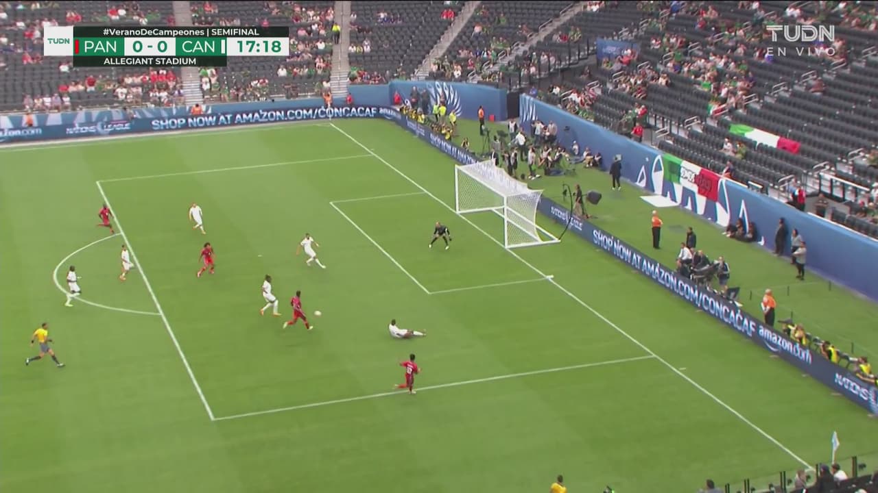 Diagonal de Bárcenas buscando a Díaz, Miller corta y evita el peligro