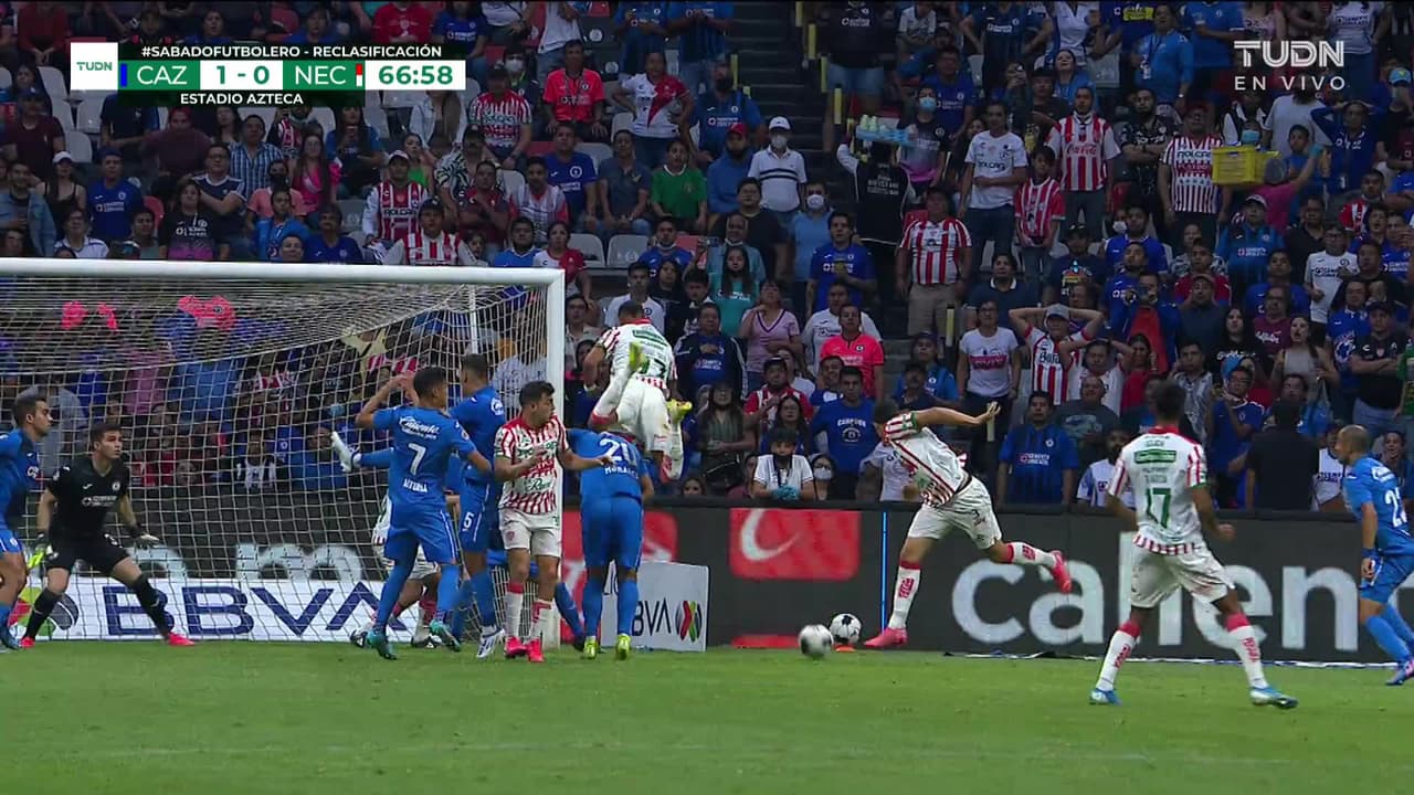 ¡CERCA! Agustín Oliveros disparó que se estrella en el poste.