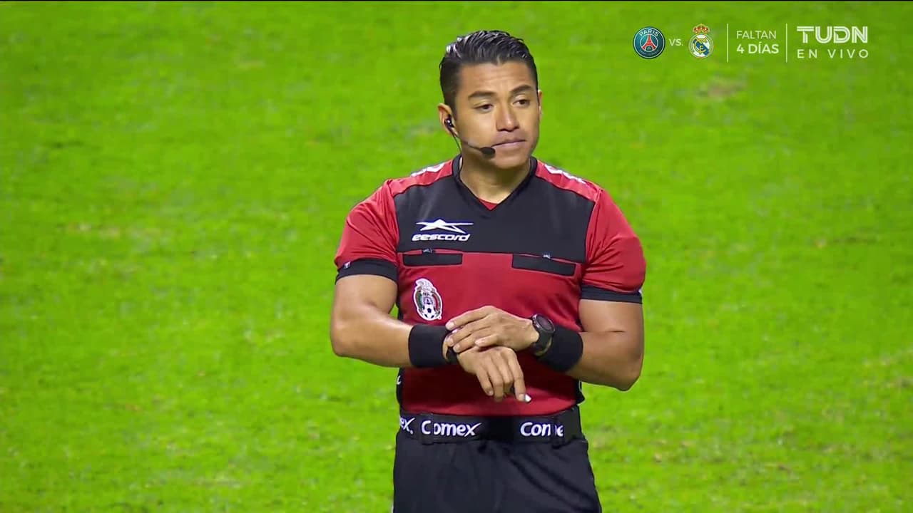 Arranca el partido y la pelota está en juego.