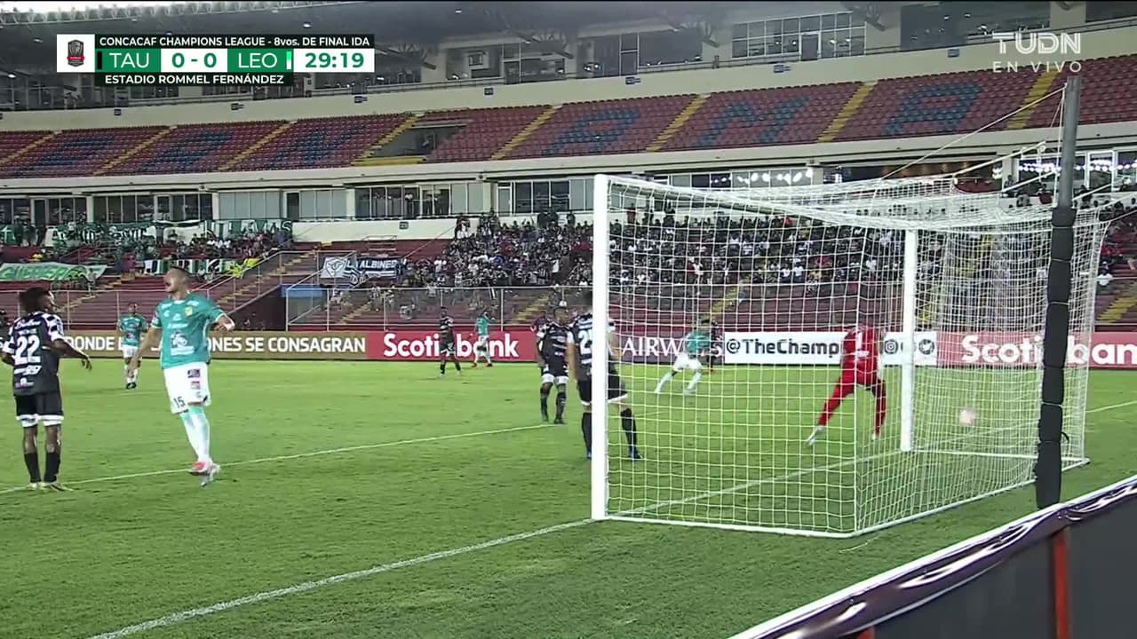 ¡CERCA! Brian Rubio disparó que se estrella en el poste.