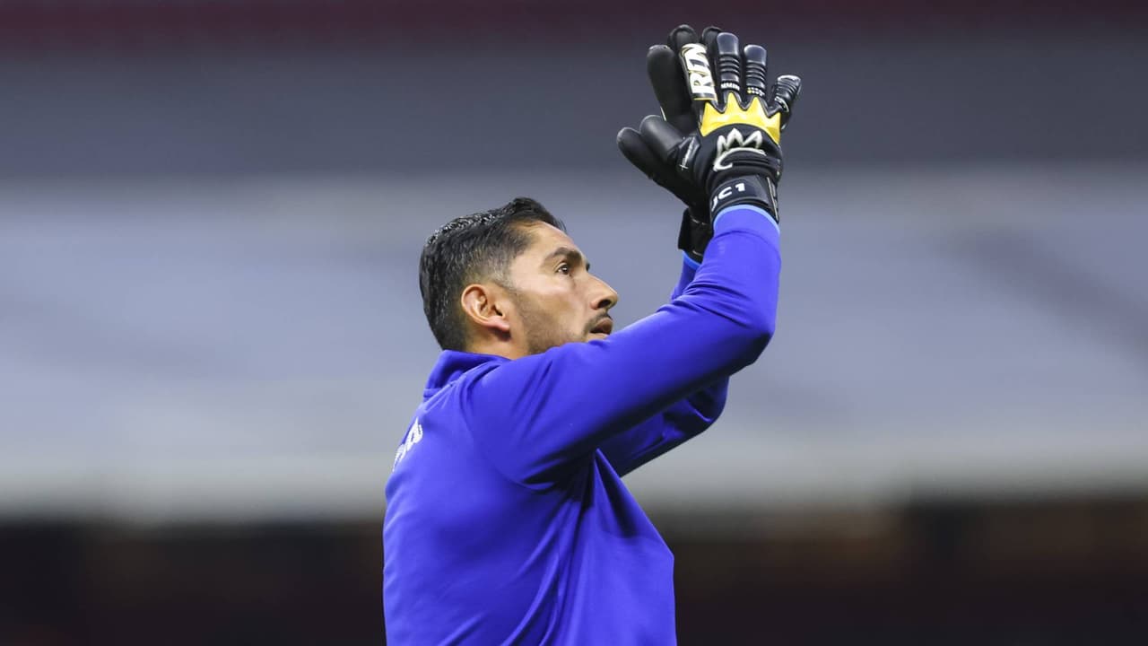 ¡Chuy Corona se va de Cruz Azul! El portero no renovará contrato