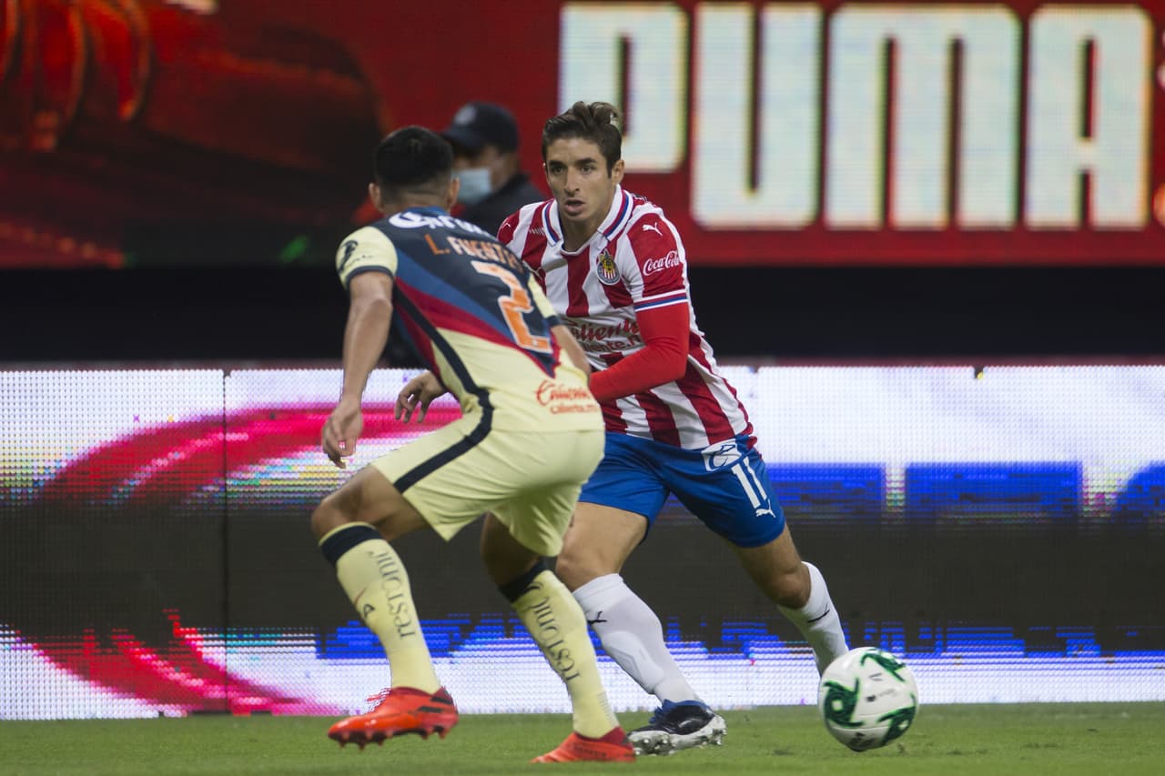 Cristian Calderón saca un potente disparo al minuto 81 y termina dándole la victoria 1-0 sobre las Águilas del América.