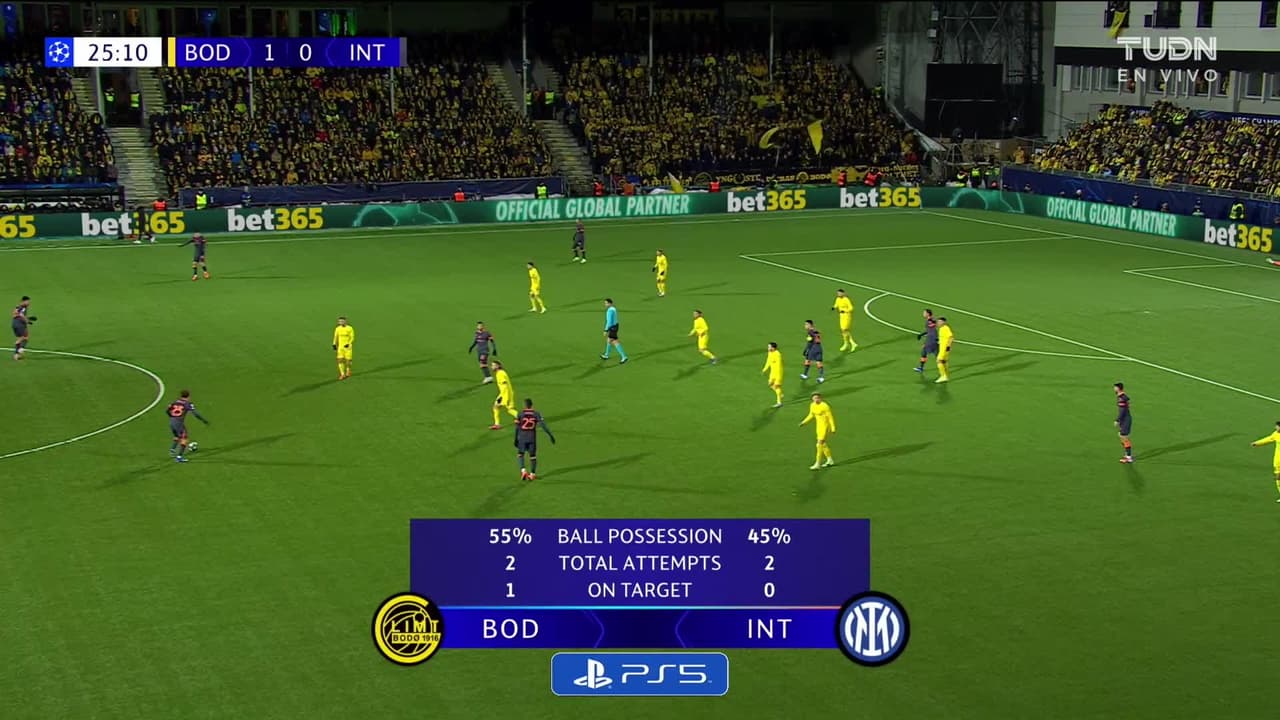 ¡CERCA! Matteo Darmian disparó que se estrella en el poste.