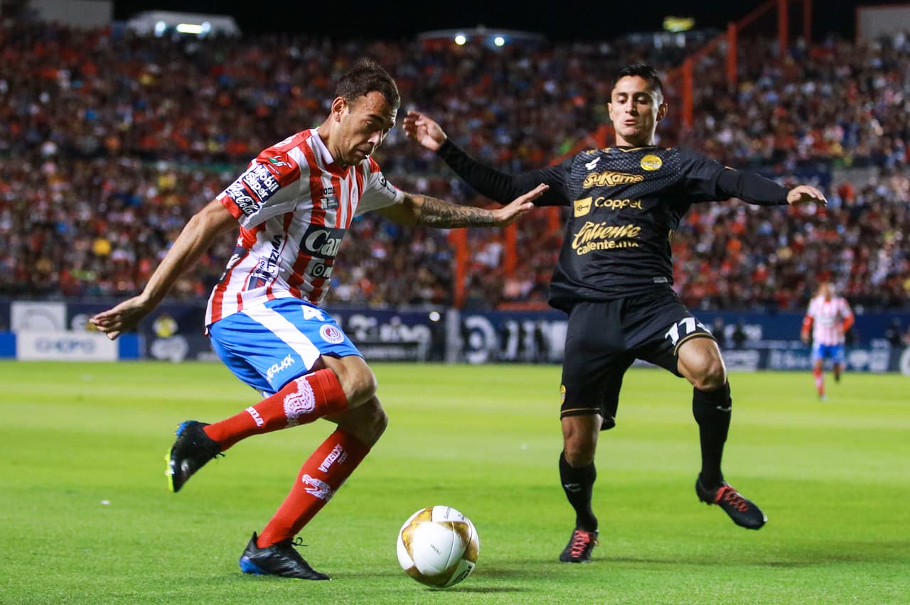 Pero los locales empezaron a desesperarse. Proponían el juego, intentaban, buscaban, atacaban y no lograban nada, los Dorados estaban bien plantados, no regalaban nada.