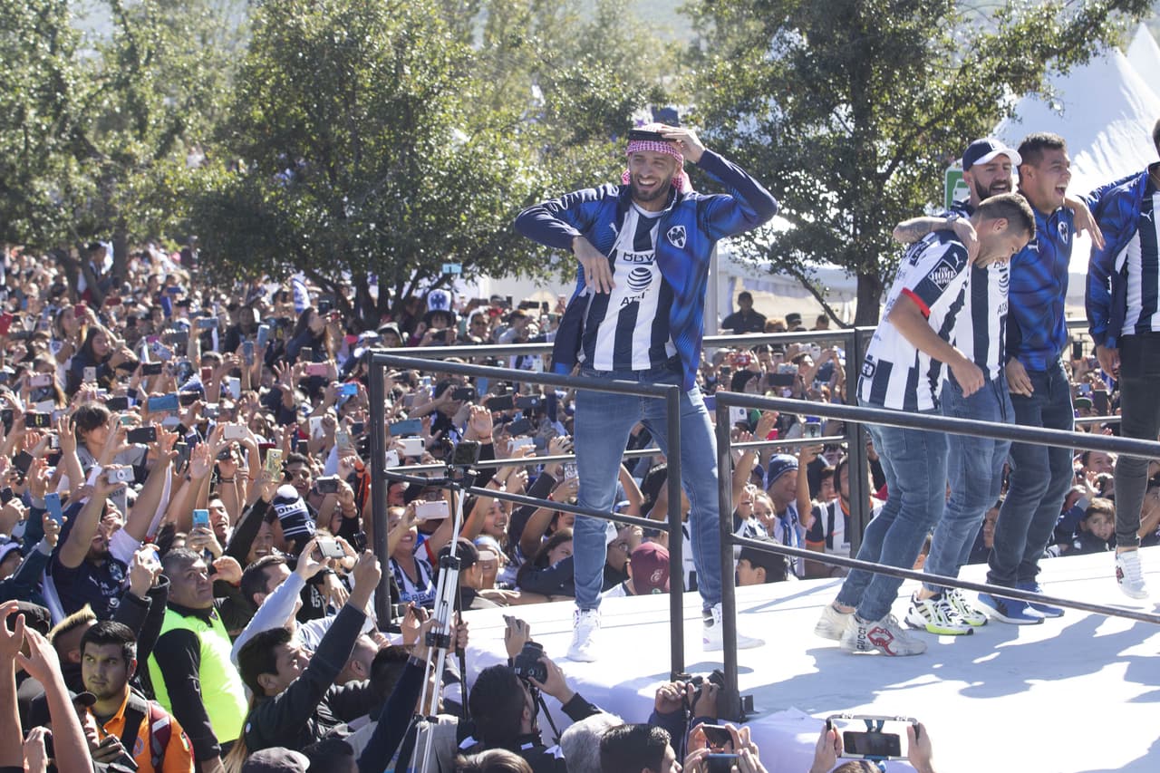 Los Rayados disfrutan del campeonato con su gente en el desfile que congregó a miles de personas desde el Parque Fundidora hasta su estadio.