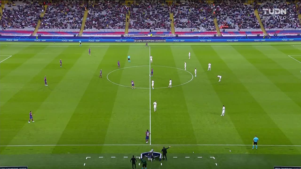 Arranca el partido y la pelota está en juego.