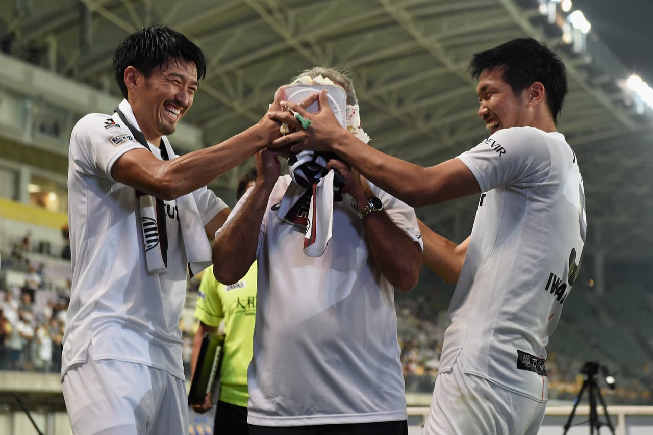 Los compañeros del español Andrés Iniesta en Vissel Kobe son muestra de sentido del humor y le dieron un pastelazo a su técnico Nelsinho en el cumpleaños del 22 de julio de 2017. Un mes después el estratega fue despedido.