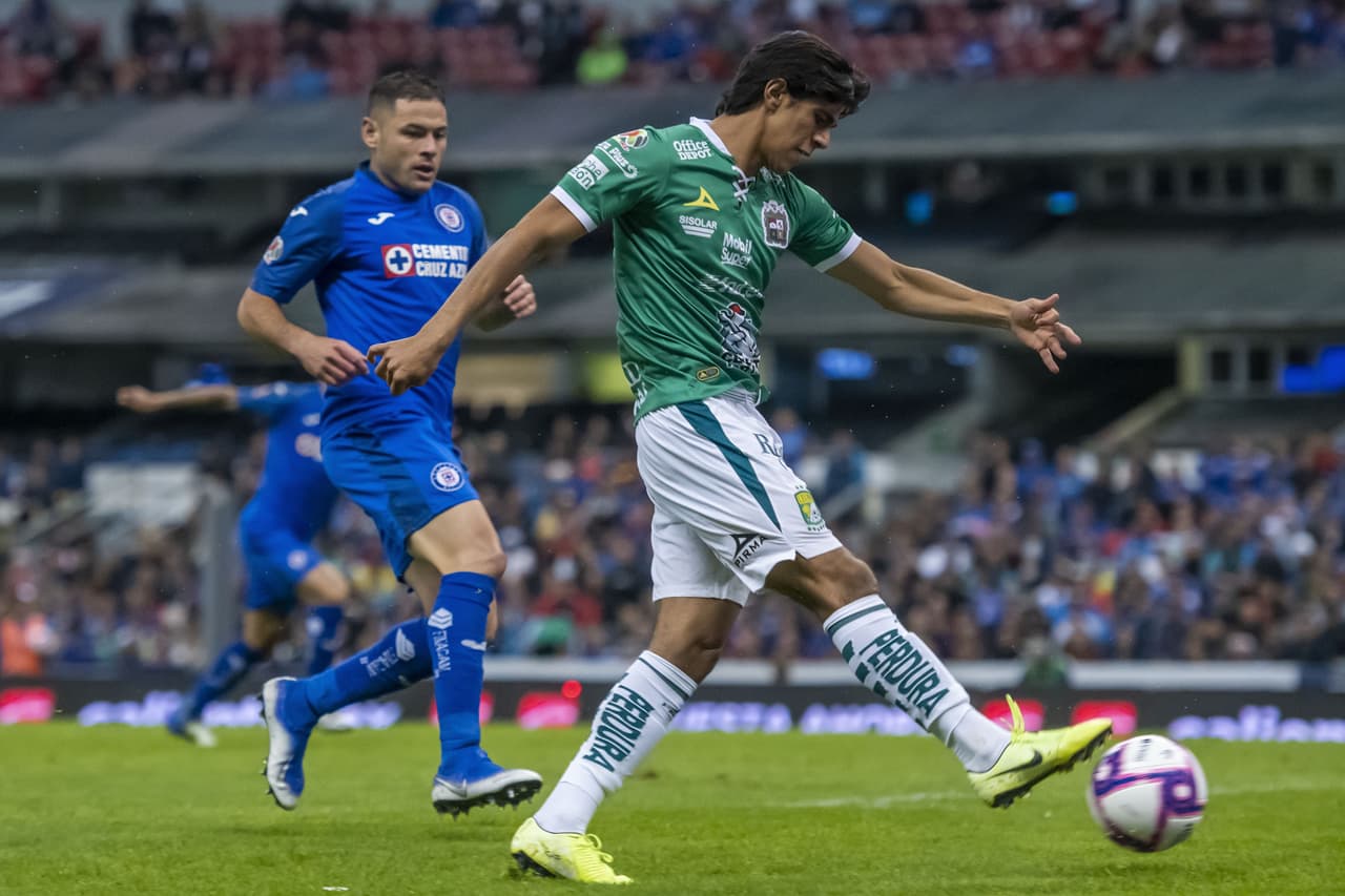 Túnel de J.J. Macías y disparo potente dentro del área que se va por encima del marco de Chuy Corona.