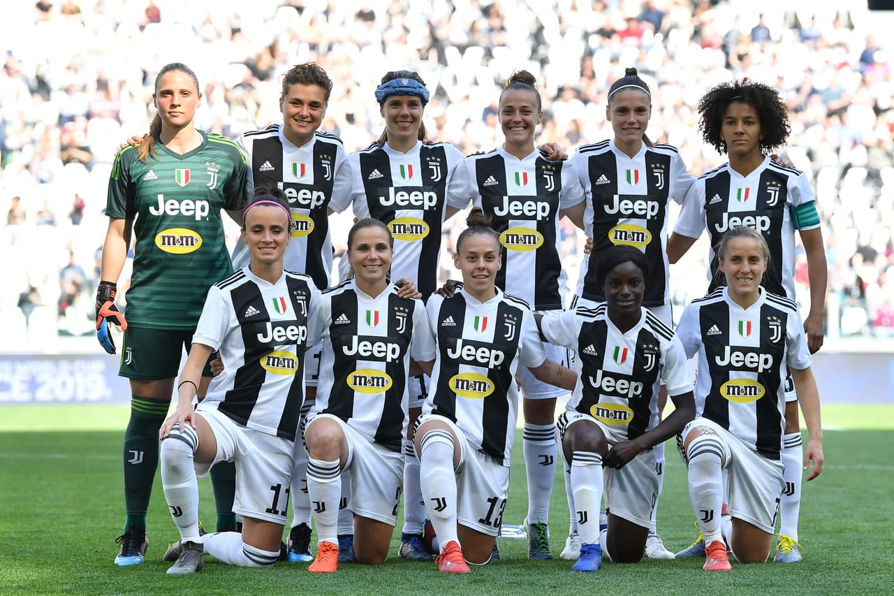El equipo femenino de Juventus jugó su primer partido en el Allianz Stadium, donde convocó 39 mil fanáticos que vieron su triunfo 1-0 sobre Fiorentina. Así quedaron cuatro puntos arriba del segundo lugar a falta de tres fechas del cierre del torneo.