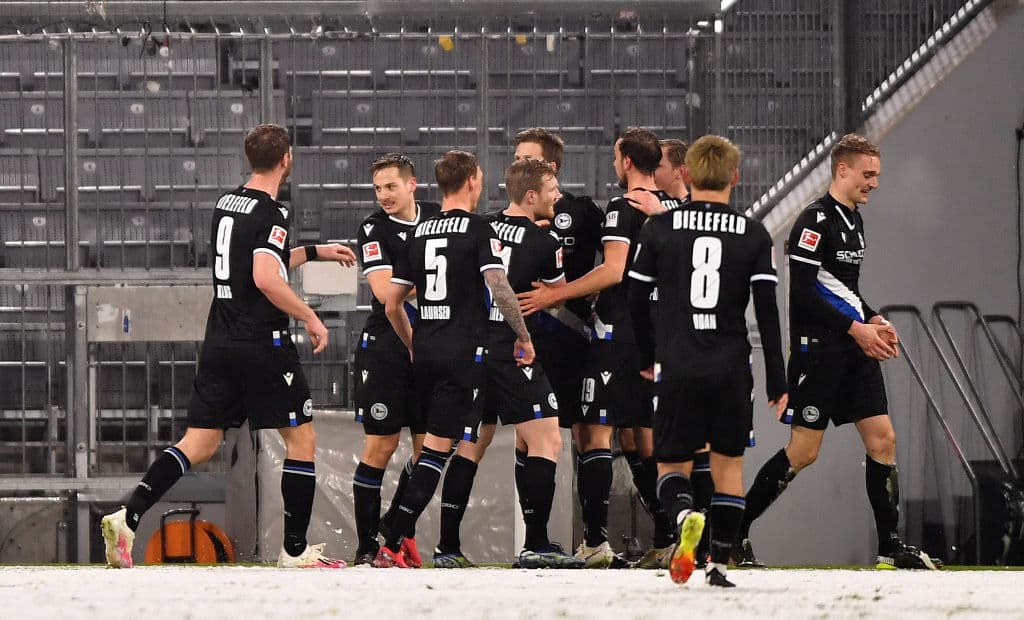 Bayern Munich empata 3-3 ante Arminia, tras ir perdiendo 2-0 en la primera mitad del encuentro en la Bundesliga. Con un campo nevado, los bávaros lograron la hazaña con goles de Lewandowski, Tolisso y Alphonso Davies. Por parte de los de Bielefeld, Vlap, Pieper y Gebauer fueron los autores de los goles para cerrar la J21.