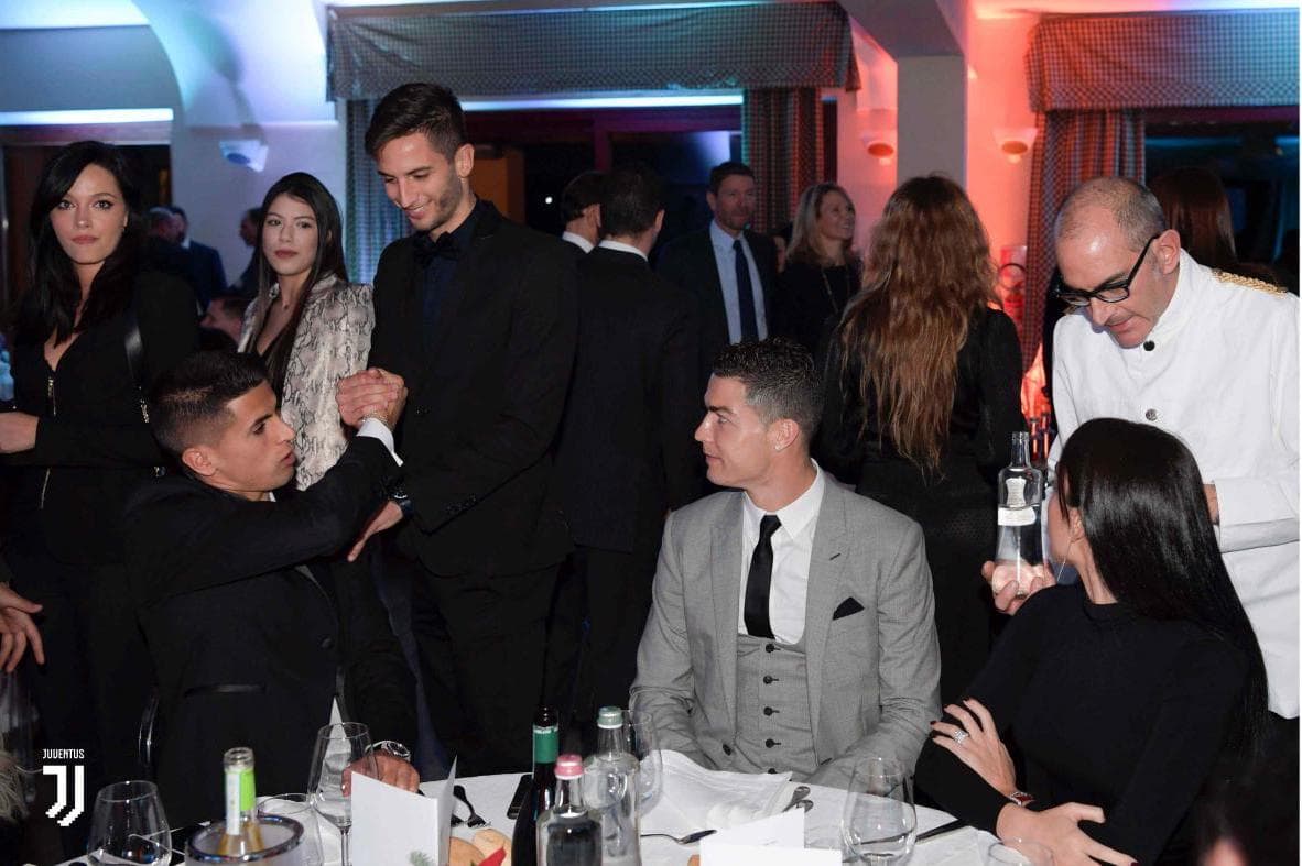 Según iban llegando, los jugadores de la Juventus se iban saludando unos con otros.