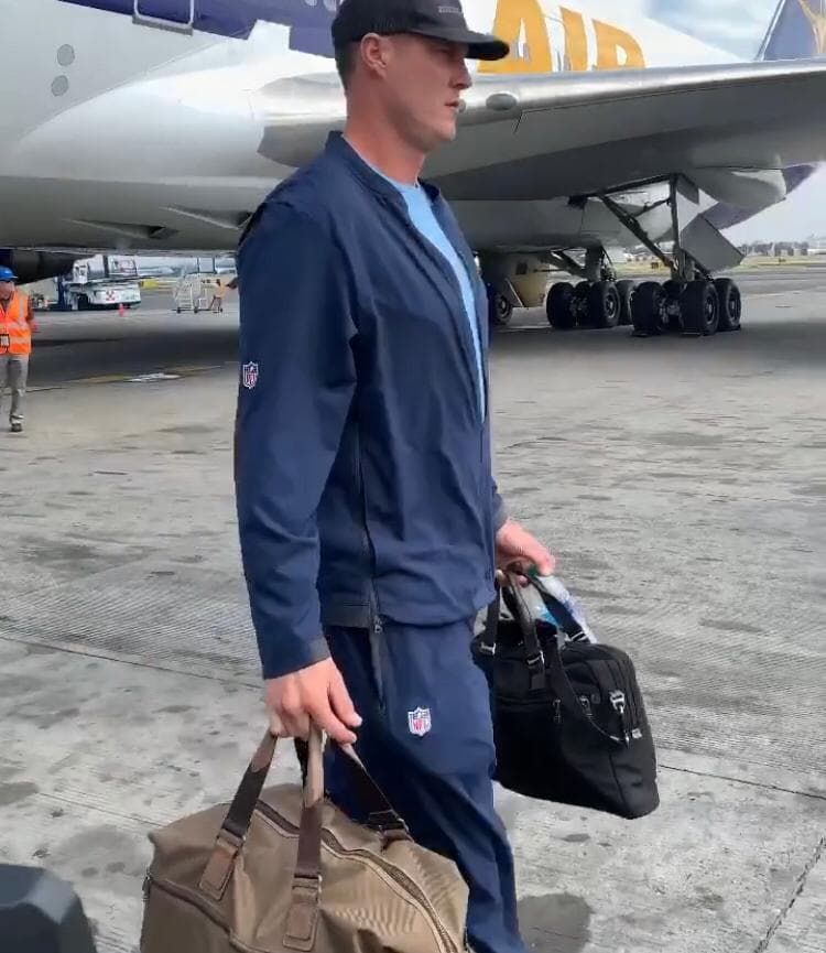 De manera muy calurosa, un gran grupo de los Chargers recibiò al equipo efusivamente.