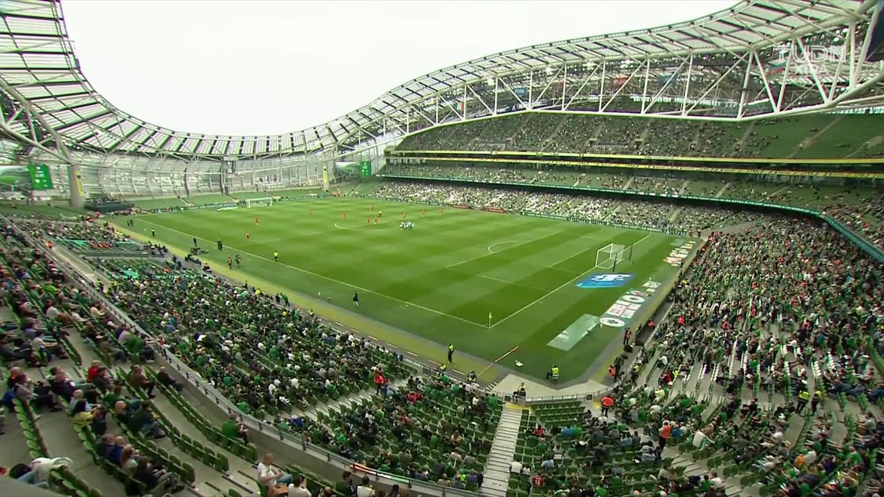 Arranca el partido y la pelota está en juego.