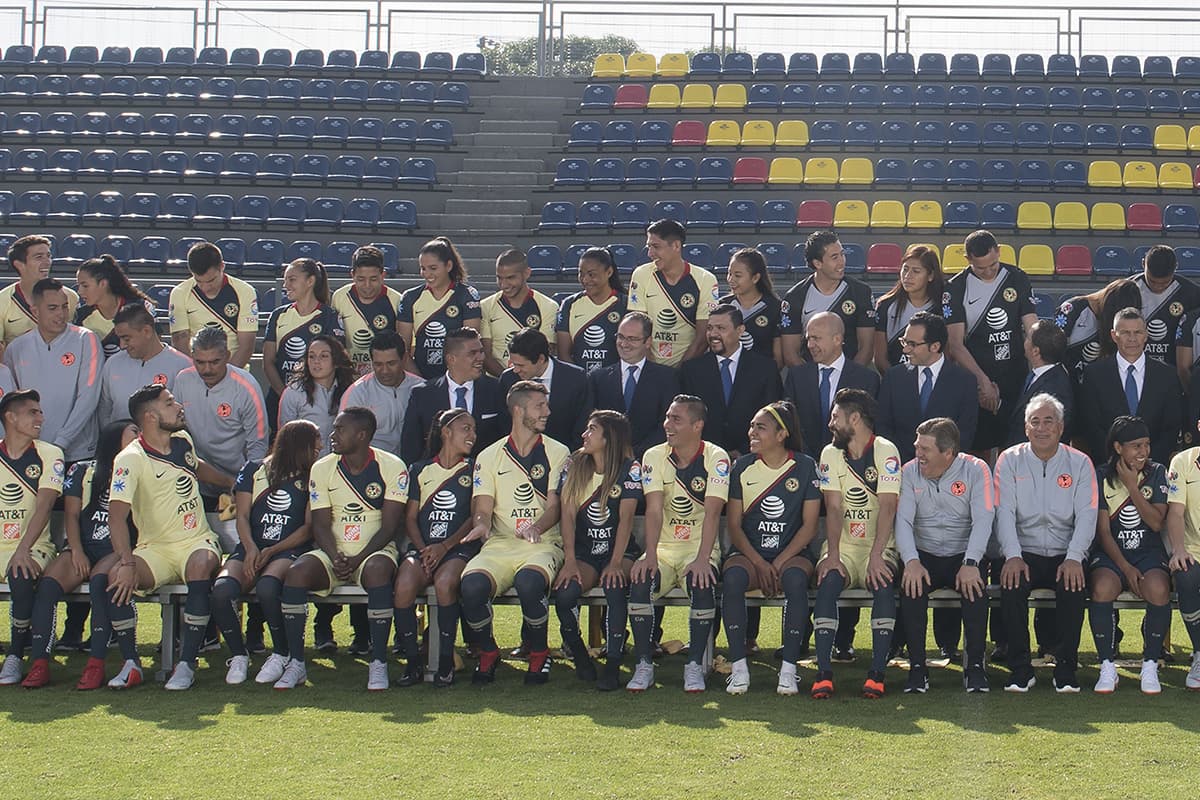 Aún no había orden para tomar la foto conjunta del América con su equipo varonil y femenil.