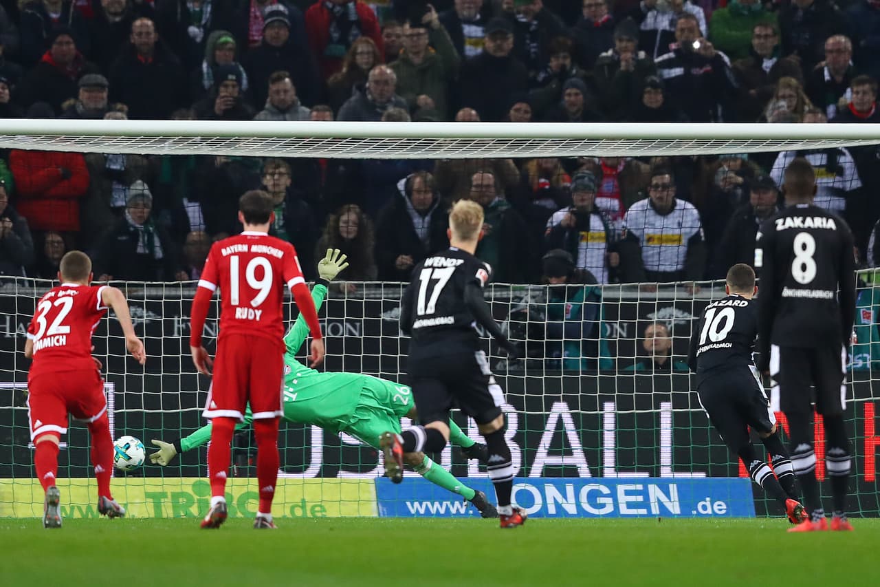 A pesar de perder a un hombre importante, el Gladbach aguantó y encontró los espacios en la defensa del Bayern que lo llevaron a tener un penal al minuto 38.