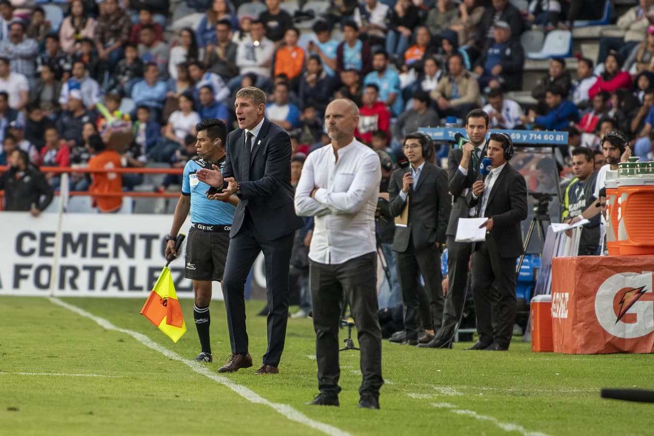 Torrente (Morelia) y Palermo (Pachuca) lucían presionados en el banquillo y daban indicaciones a sus dirigidos.