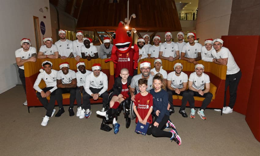 Integrantes del campeón de Europa convivieron y regalaron sonrisas a niños del hospital Alder Hey de Liverpool.