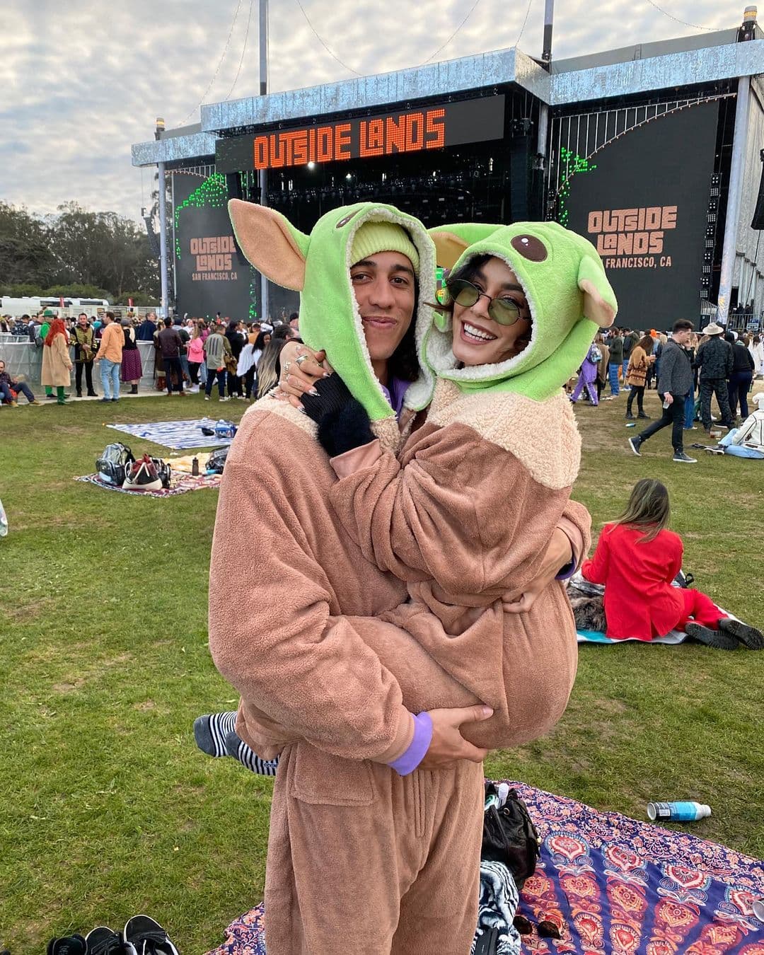 Vanessa Hudgens y su novio como Baby Yoda o Grogu.