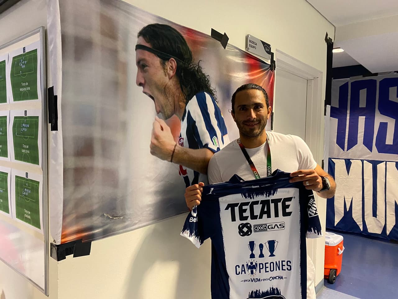 Rayados festeja título con camiseta y homenaje al Tano