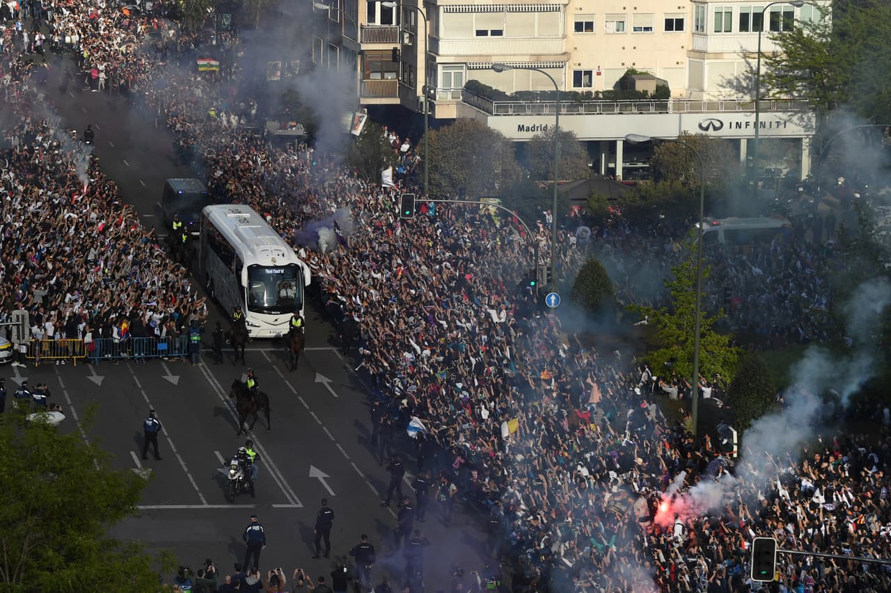 Los fanáticos de Real Madrid inundaron las calles en el camino del equipo al estadio Santiago Bernabéu previo al partido contra Bayern Municha en la vuelta de semifinales de la Champions League.