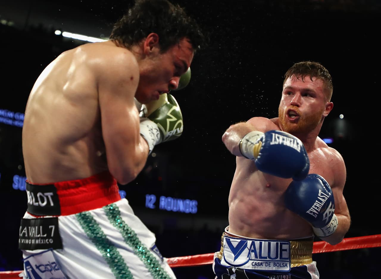 LAS VEGAS, NV - MAY 06: Canelo Alvarez (R) punches Julio Cesar Chavez Jr. during their catchweight bout at T-Mobile Arena on May 6, 2017 in Las Vegas, Nevada. (Photo by Al Bello/Getty Images)