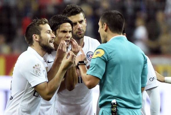 El árbitro no lo dudó y sacó la amarilla a Cavani. Ahí comenzaron las protestas.