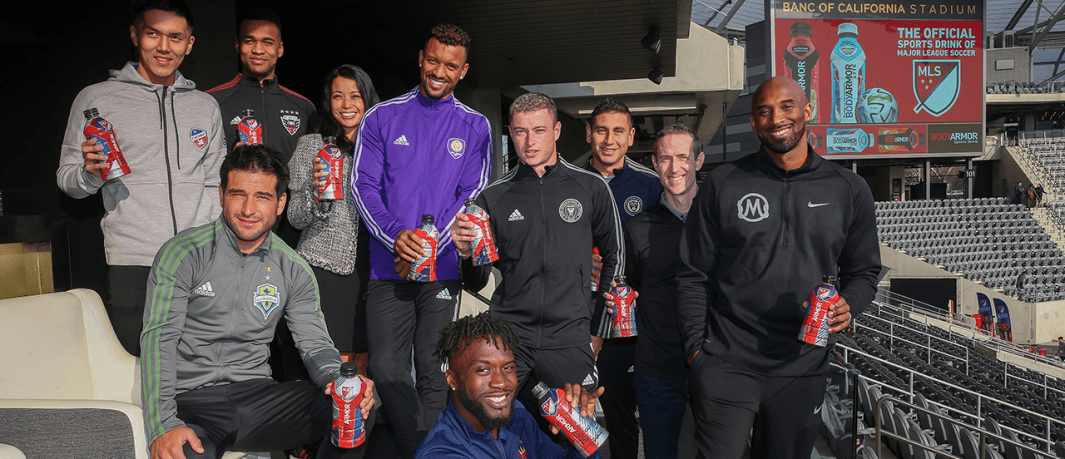 Kobe Bryant se reúne con Nico Lodeiro y Nani en develación de ‘botella conmemorativa’ 