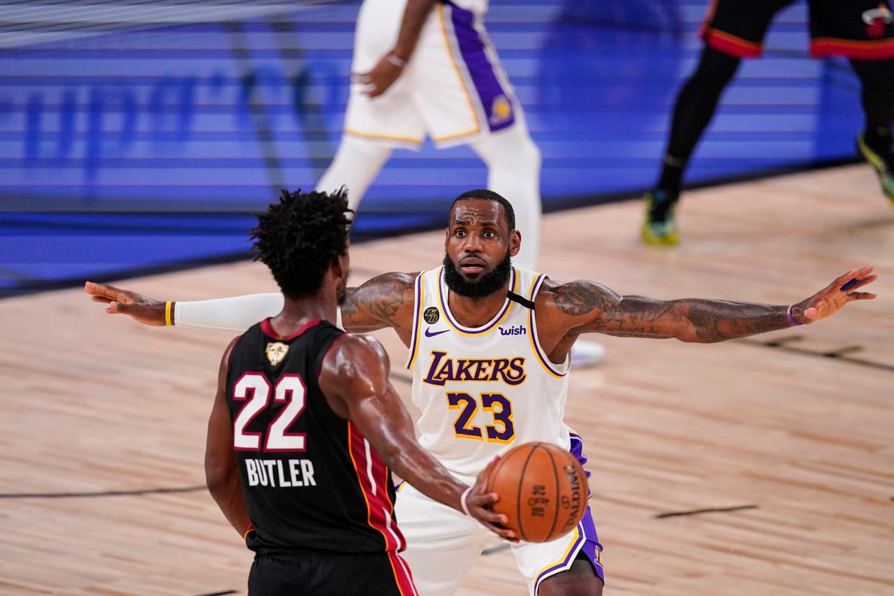 Miami Heat consigue la hazaña de vencer a los Lakers 104-115 sin dos jugadores titulares, Jimmy Butler sale inspirado, anota 40 puntos y consigue su primer triple doble en Finales de NBA.