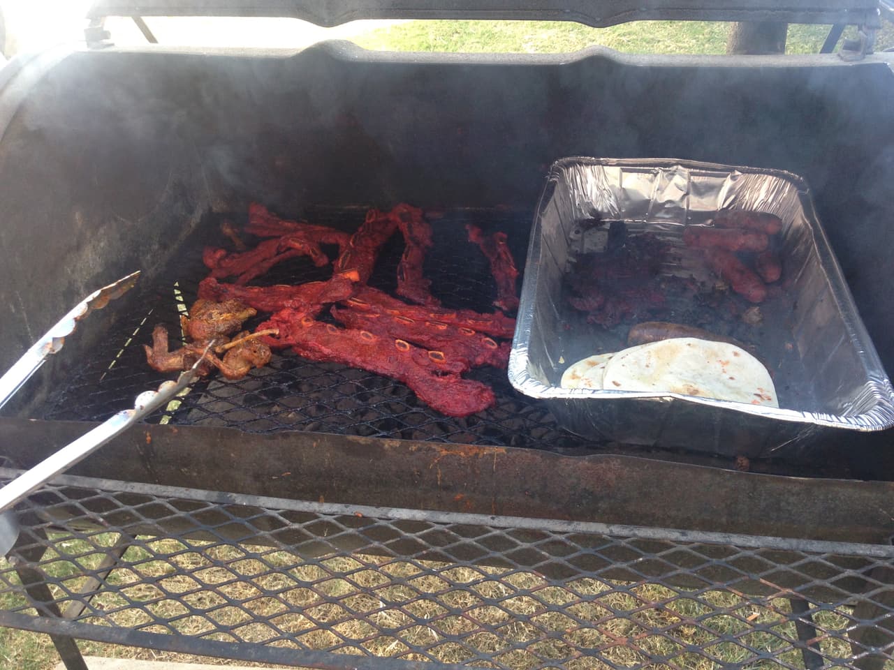 Costillitas a la BBQ y las tortillas que nunca faltan. El carbón bien caliente para que el asado quede al punto.