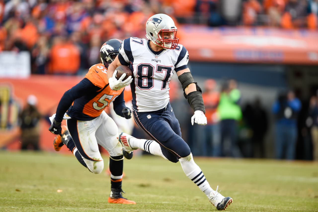 9 / ROB GRONKOWSKI - TE - NEW ENGLAND PATRIOTS - Líder receptor de los Patriots, el jugador que Tom Brady busca en los momentos críticos. Si bien recibió menos pases que en 2014, acumuló más yardas y su promedio por recepción ascendió. En 2015 tuvo 72 recepciones para 1,176 yardas, promedio de 16.3 yardas y 11 touchdowns. El año pasado fue 10 en el Top 100.