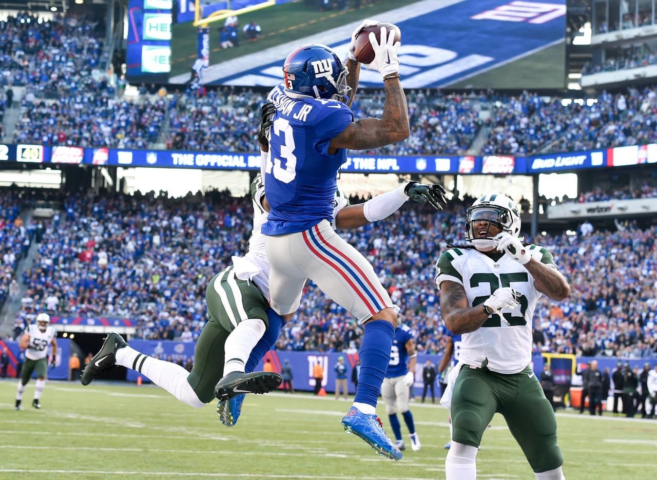 10 / ODELL BECKHAM JR. - WR - NEW YORK GIANTS - Para muchos es el mejor receptor que existe en la NFL. Su habilidad atlética no tiene igual en la actualidad y su capacidad productiva aumentó con respecto a su primer año en la Liga. En 2015 tuvo 96 recepciones para 1,450 yardas, promedio de 15.1 yardas por atrapada y 13 touchdowns. La temporada pasada fue ubicado en el lugar 32 del Top 100.