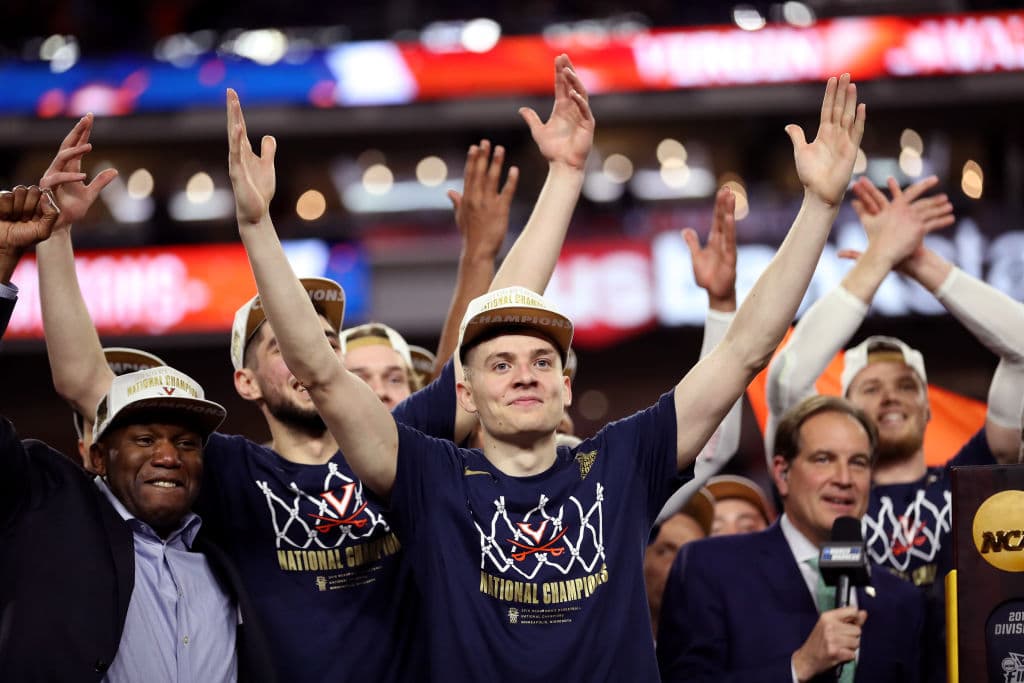 Los Virginia Cavaliers conquistaron el primer Campeonato Nacional luego de derrotar por 85-77 a los Texas Tech Red Raiders en la Final del NCAA Tournament y así festejaron los aficionados, jugadores y entrenadores, en cabezados por el head coach Tony Bennett.