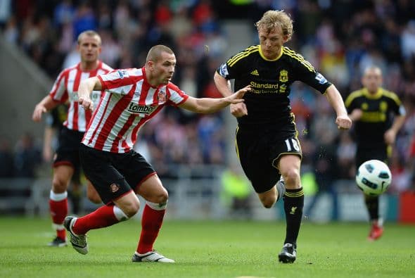 El partido empezó con los visitantes, visitiendo de negro, tomando desde el principio la iniciativa.