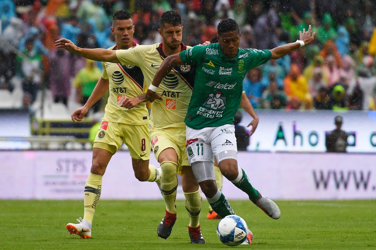 El juego siguió siendo peleado y fue hasta el complementó que se destrabó por un craso error azulcrema. (Imago 7)