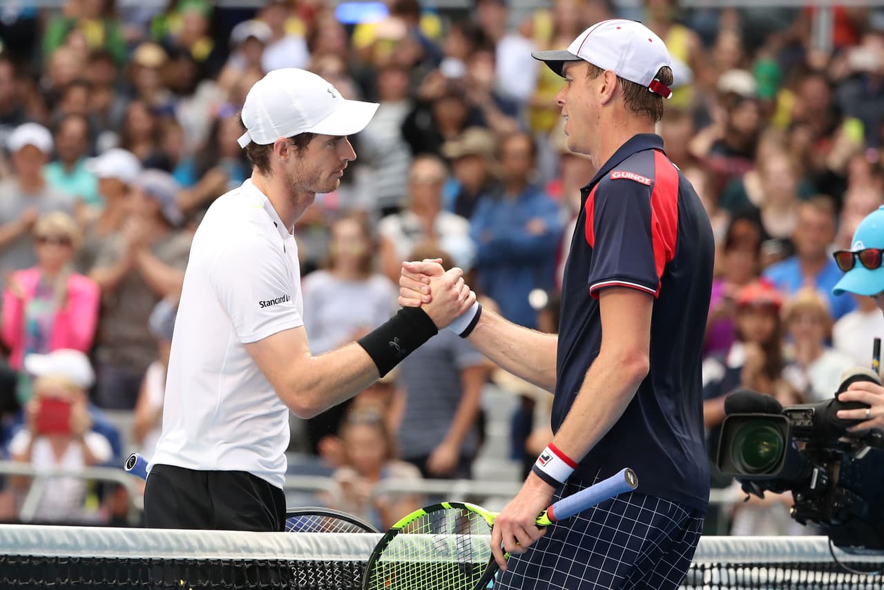 Querrey, 32 del mundo, planteó el partido al ataque pero su bajo porcentaje de primeros servicios, solo un 57 por ciento de efectividad, no le concedió mucha ventaja. Esta victoria en el Abierto de Australia le sirvió a Murray para igualar el récord que sostiene su entrenador, el estadounidense de origen checo Ivan Lendl, con 48 triunfos.