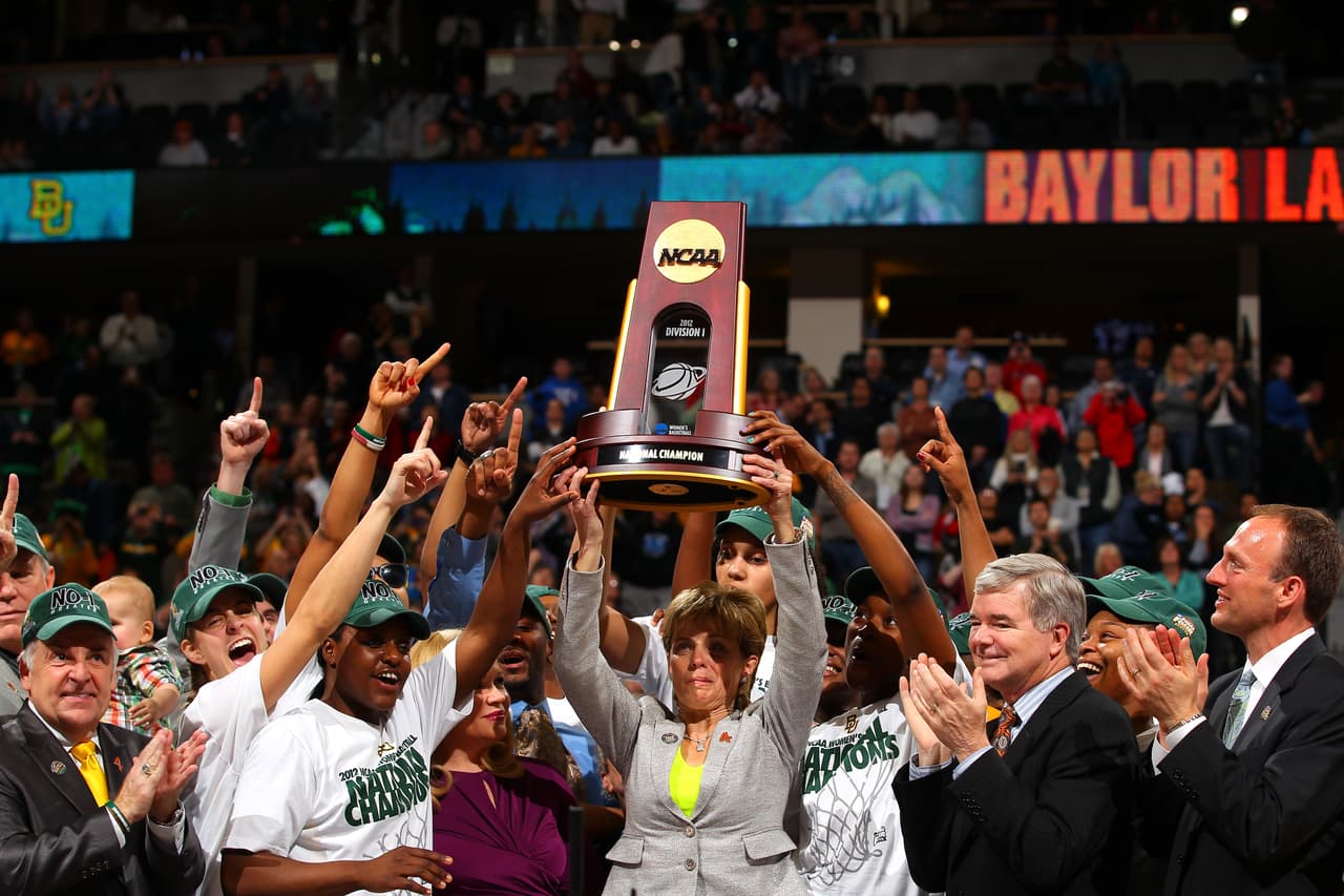 <b>Kim Mulkey </b>
<br>Es una de las mejores entrenadoras universitarias de todos los tiempos tras guiar a Baylor rumbo a tres títulos nacionales (2005, 2012 y 2019). También es la primera persona en ganar un campeonato nacional como jugadora (Louisiana Tech), asistente (Louisiana Tech) y entrenadora (Baylor).