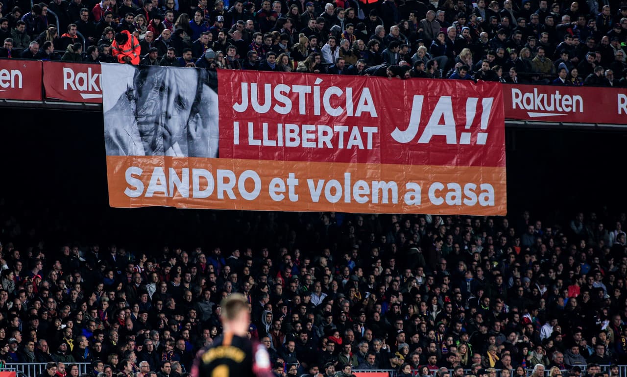Los fanáticos blaugranas han pedido la libertad de Sandro Rosell.