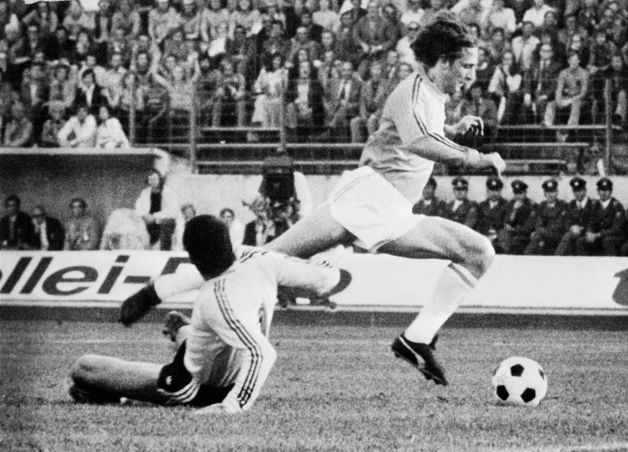 Desde su debut, en 1964, llamó la atención de muchos. Su atrevimiento, velocidad, regate y encare eran complementados por el gran entendimiento del juego practicado por el Ajax del legendario entrenador Rinus Michel, el Fútbol Total.