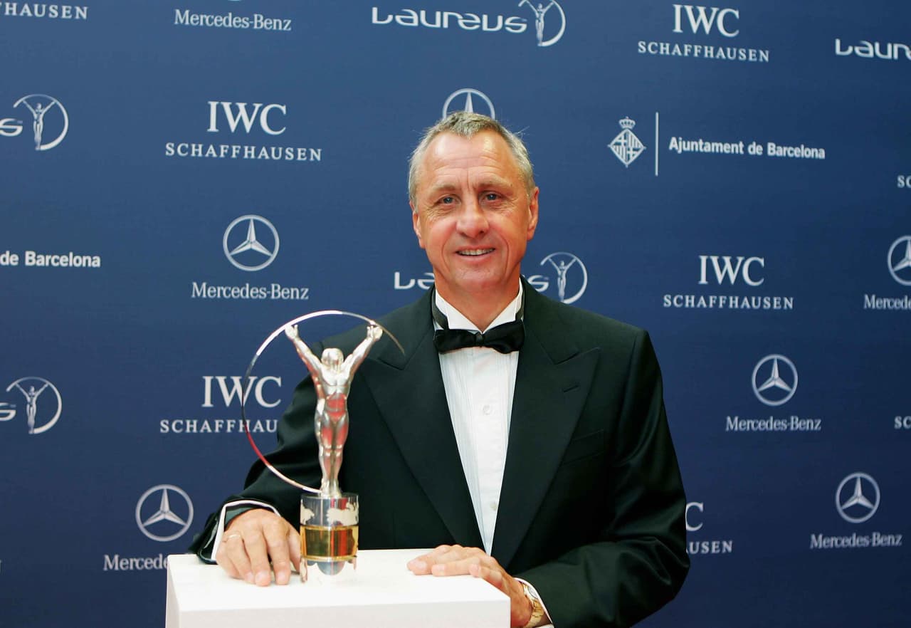 Aún en teoría alejado de los banquillos, los galardones seguían llegando para Cruyff como prueba del legado que dejó en el balompié y fuera de él con la creación de la Fundación Johan Cruyff, que ha aportado mucho a la sociedad con programas deportivos, formativos y altruistas, así como con la Universidad ohan Cruyff.