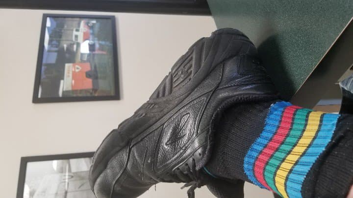 Este aficionado del Sporting KC vistió calcetines retro de su equipo, ya que tiene que portar un uniforme específico al trabajo, pero aprovechó que no existe código de vestimenta para las calcetas.