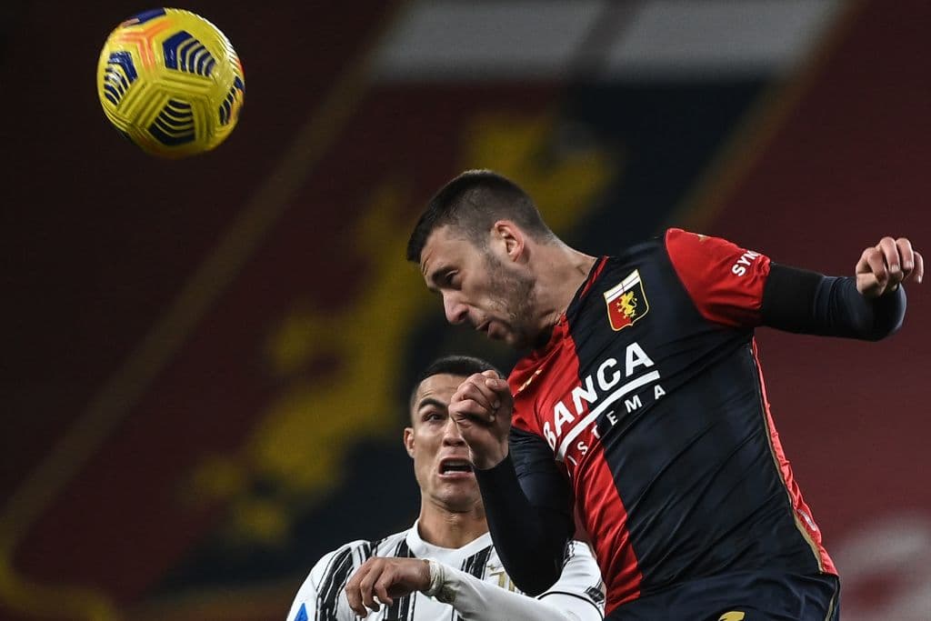 Juventus derrota al Genoa 3-1. Paulo Dybala abrió el marcador para la Juve, pero Stefano Sturaro se encargó de hacer el empate. Fue Cristiano Ronaldo con doblete, el que hizo la diferencia y dio trunfo a su equipo, el portugués cumple su partido 100 con la escuadra italiana.